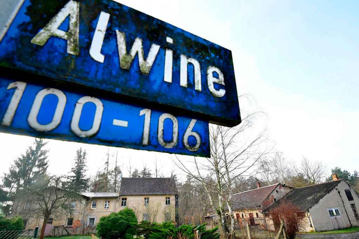 Sebuah tanda penunjuk jalan Desa Alwine, di persimpangan Kota Uebigau-Wahrenbrueck, Jerman Timur.