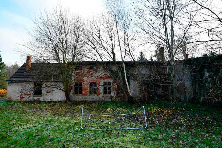 Sebelumnya, pada 2000 desa tersebut dijual kepada investor swasta secara simbolik seharga 1 Deutschmark. Saat itu Jerman belum menggunakan mata uang euro. Investor tersebut mendapatkan belasan bangunan ditambah gudang dan garasi, namun gagal membangkitkan desa tersebut.