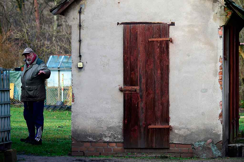 Saat ini Desa Alwine hanya dihuni sekitar 20 orang yang mayoritas adalah pensiunan. Mereka tinggal di desa yang terdiri dari deretan rumah reyot di Negara Bagian Brandenburg, sekitar 120 km selatan ibu kota Jerman, Berlin.
