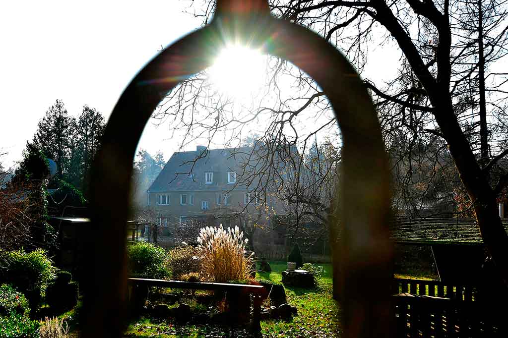 Alwine bukanlah satu-satunya komunias di Jerman Timur yang tertinggal jauh dibanding wilayah lain di Jerman Barat. Hal itu karena ada ketimpangan besar antara Jerman Barat dan Timur. 