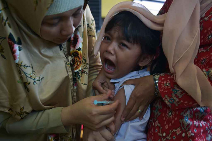 Seorang anak menangis saat mendapat vaksinasi difteri di Jakarta, Senin, 11 Desember 2017. Penyuntikan vaksin tersebut dilakukan untuk mengantisipasi agar penyakit tersebut tidak mewabah.