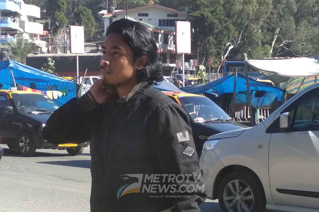 Pemuda Khasi menggunakan pakaian modern di pusat Kota Shillong. Kota Shillong dikenal sebagai ibu kota music rock di India. Pemuda Shillong disebut berkarakter terbuka, ekspresif dan kreatif.