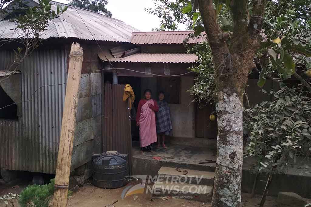 Masyarakat Khasi menganut sistem matrilineal di mana garis keturunan berdasarkan kepada garis ibu. Sistem tersebut menyebabkan hak waris jatuh kepada anak perempuan. Sistem sejenis juga dimiliki Suku Minangkabau di Provinsi Sumatra Barat. 
