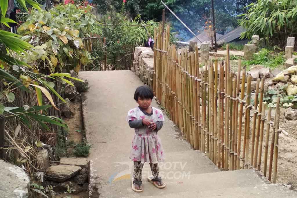 Masyarakat Khasi percaya bahwa nenek moyang mereka merupakan manusia pertama di Bumi. Menurut legenda lokal, Tuhan pada awalnya menciptakan 16 keluarga di Surga. Namun, tujuh keluarga kemudian terjebak di Bumi. 