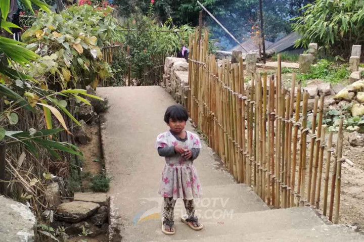 Masyarakat Khasi percaya bahwa nenek moyang mereka merupakan manusia pertama di Bumi. Menurut legenda lokal, Tuhan pada awalnya menciptakan 16 keluarga di Surga. Namun, tujuh keluarga kemudian terjebak di Bumi. 