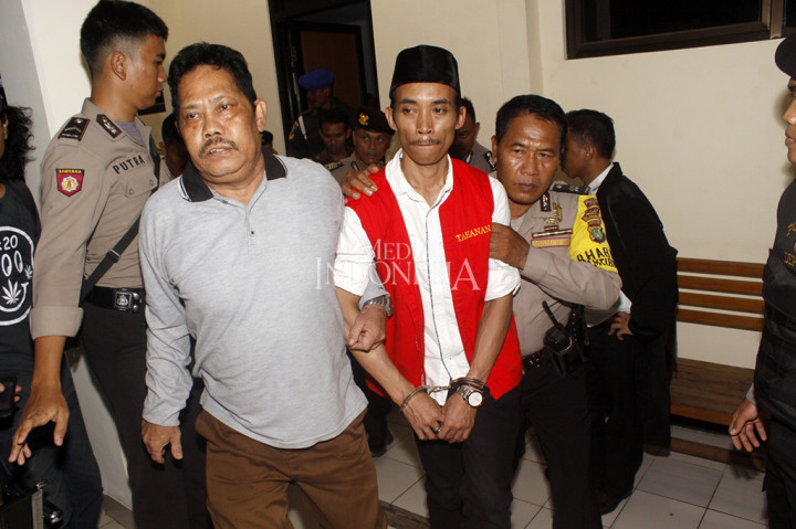 Vonis ini lebih berat dibandingkan tuntutan jaksa penuntut umum yang meminta hakim menjatuhkan hukuman 14 tahun penjara dan denda Rp 100 miliar subsider enam bulan kurungan.
