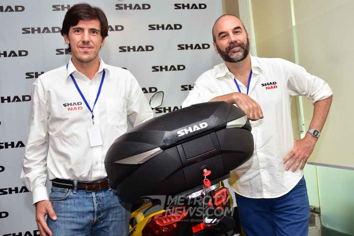 Petinggi Shad Indonesia berpose bersama boks Shad SH58X. 