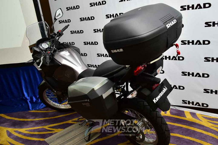 Boks SH42 terpasang pada motor Kawasaki Versys-X 250.