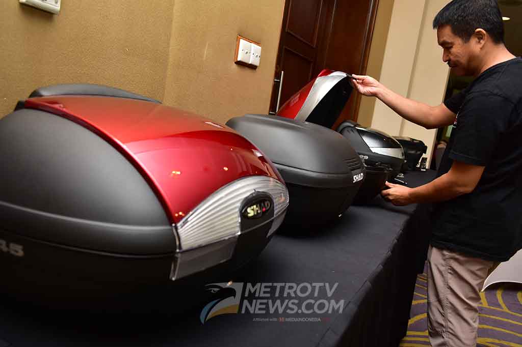 Jajaran boks motor rakitan Shad menarik perhatian pengunjung.