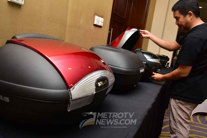 Jajaran boks motor rakitan Shad menarik perhatian pengunjung.