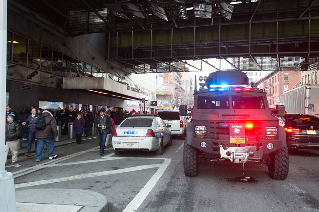 Kepolisian New York (NYPD) mengatakan ledakan terjadi di 42nd Street dan 8th Avenue, Senin (11/12) pagi waktu setempat.
