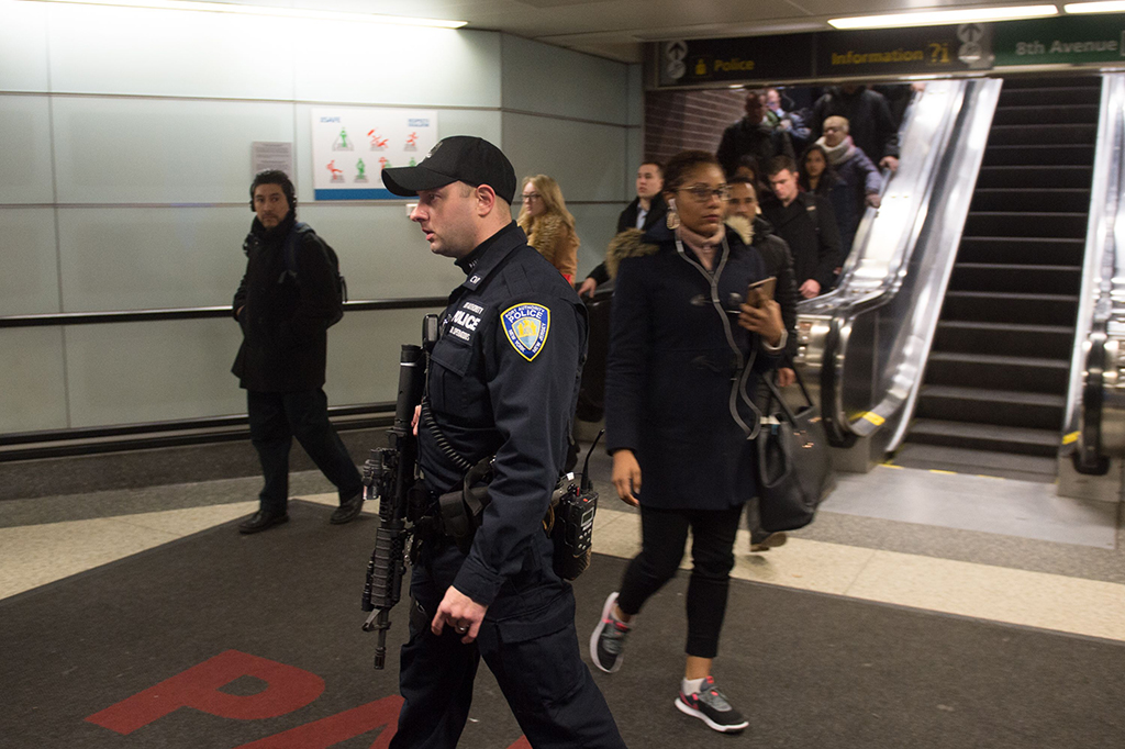 Ledakan ini dilaporkan terjadi di dekat terminal Port Authority, dekat Times Square, saat jam-jam sibuk pagi hari.
