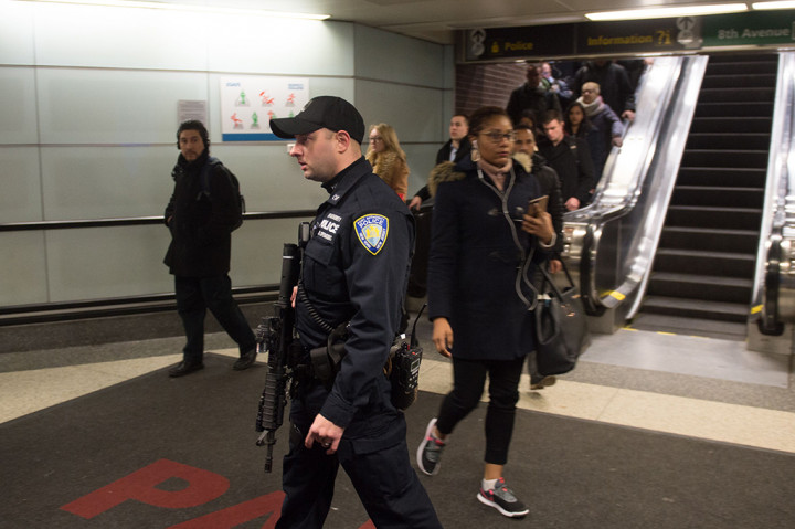 Ledakan ini dilaporkan terjadi di dekat terminal Port Authority, dekat Times Square, saat jam-jam sibuk pagi hari.