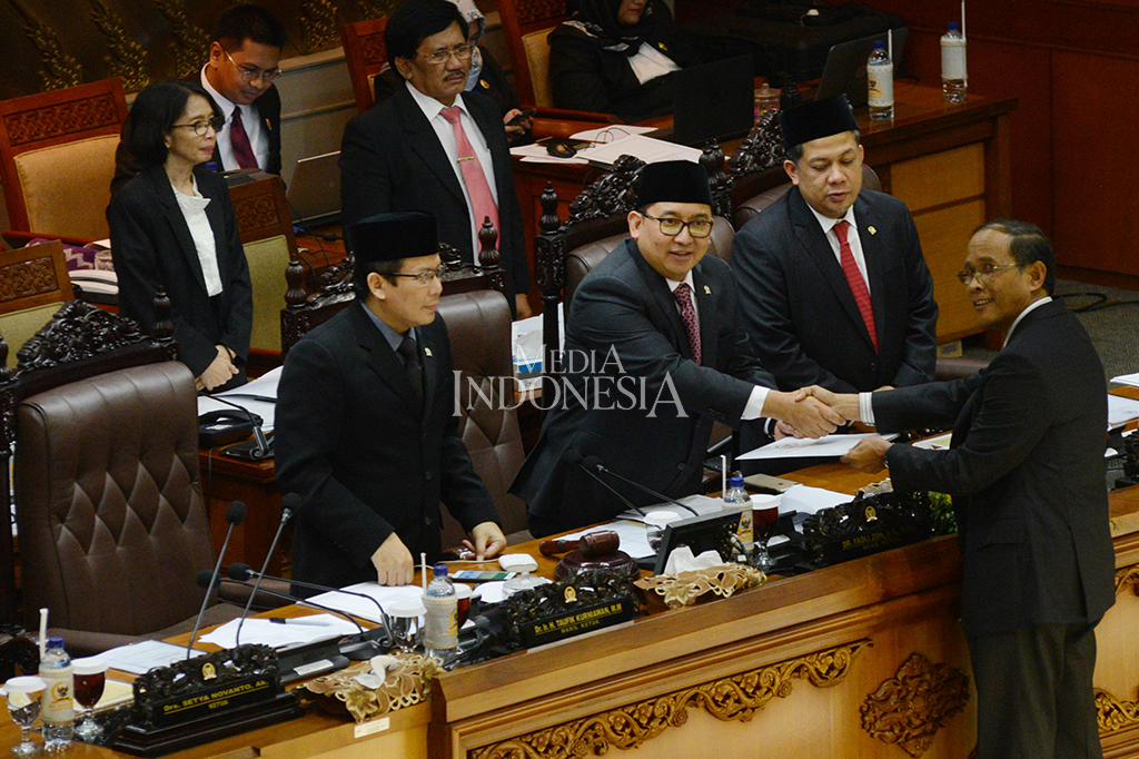 Wakil Ketua Komisi IX DPR Syamsul Bachri menyampaikan draft RUU Kepalangmerahan kepada Pimpinan Sidang Paripurna Fadli Zon didampingi Wakil Ketua DPR Fahri Hamzah dan Wakil Ketua DPR Taufik Kurniawan dalam Rapat Paripurna DPR di Kompleks Parlemen, Senayan, Jakarta.