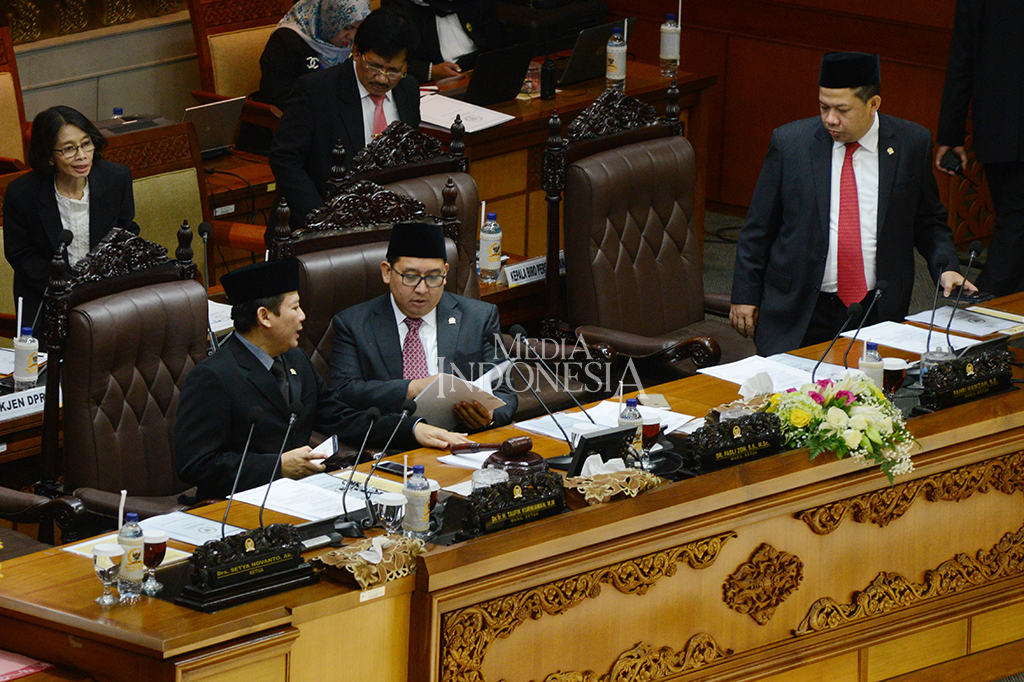 Sebelumnya, paripurna DPR juga membacakan enam surat masuk. Salah satunya surat pengunduran diri Setya Novanto dari Ketua DPR.
