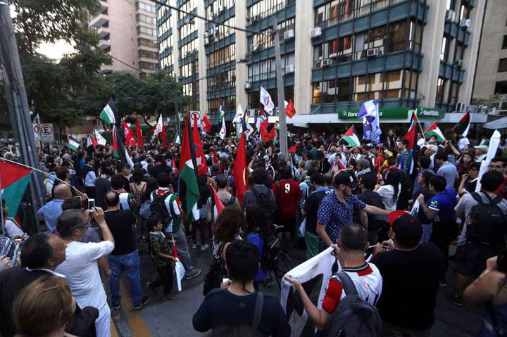 Unjuk rasa juga terjadi di depan Kedubes Israel untuk Cile di Santiago.