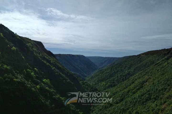 Keindahan Lembah Mawkdok menyambut para wisatawan yang akan menuju Kota Cherrapunji di Negara Bagian Meghalaya di wilayah India Timur Laut. Cherrapunji merupakan salah satu daerah dengan tingkat curah hujan tertinggi di dunia. Daerah ini seringkali mencatat tingkat curah hujan lebih dari 10 ribu mm tiap tahunnya.