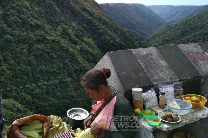 Wanita Khasi menjual sayur-mayur dan buah-buahan di pinggir Lembah Mawkdwok. Sang pedagang menjual buah-buahan dengan harga 30-40 Rupee. Sebagian besar masyarakat Khasi dapat berbicara Bahasa Khasi, Bahasa Hindi dan sedikit Bahasa Inggris. 