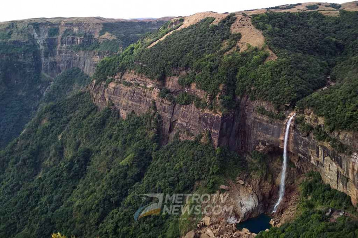 Air Terjun Nohkalikai merupakan tujuan favorit lainnya di Kota Cherrapunji. Air terjun ini merupakan yang tertinggi di India.
