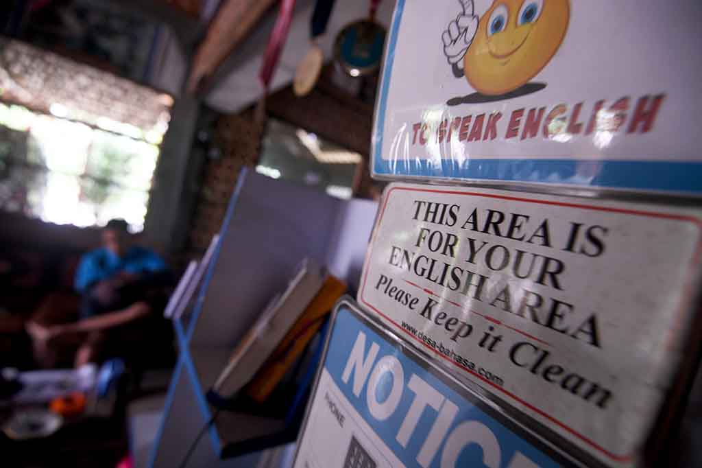 
Berawal dari keinginan membantu masyarakat Borobudur khususnya Desa Ngargogondo agar mampu berkomunikasi dengan bahasa Inggris, Hani Sutrisno, mantan pedagang asongan Candi Borobudur memberanikan diri membuka kursus bahasa Inggris bagi masyarakat sekitar, karena makin banyak wisatawan mancanegara yang berkunjung di kawasan Borobudur, yang menuntut penguasaan bahasa Inggris bagi warga sekitar. 