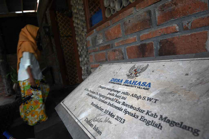 Desa Bahasa Borobudur ini telah ada sejak 1998. Sempat mati suri beberapa tahun, hingga pada 2011 kembali aktif dengan semangat dan standar baru, bahkan pada 2013 silam, Menteri BUMN Dahlan Iskan mencanangkan Gerakan 'Indonesia Speaks English' dari desa tersebut.