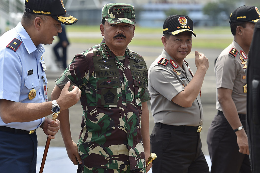 Panglima TNI Marsekal TNI Hadi Tjahjanto dan Kapolri Jenderal Pol Tito Karnavian saatmelepas keberangkatan Presiden Joko Widodo ke Turki di Pangkalan TNI AU Halim Perdanakusuma, Jakarta.