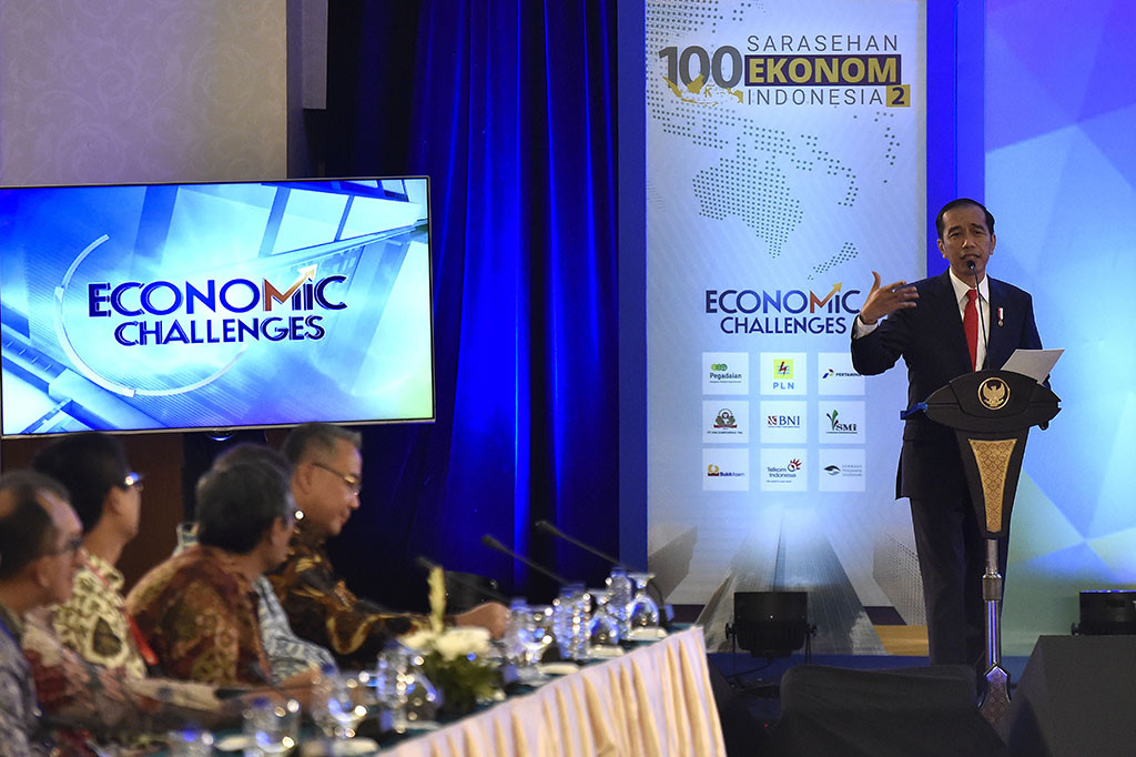 Presiden Joko Widodo menyampaikan pidato saat menjadi pembicara kunci Sarasehan Kedua 100 Ekonom Indonesia, di Hotel Grand Sahid Jaya, Jalan Sudirman, Jakarta Pusat.