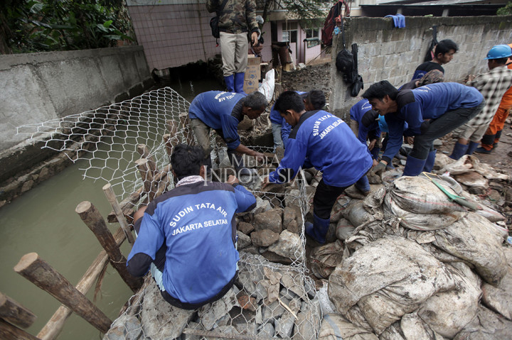 Kasi Ekonomi Pembangunan dan Lingkungan Hidup Kelurahan Jatipadang, Rengga mengatakan petugas yang menangani tanggul jebol terdiri dari Sudin SDA Jaksel, petugas Kelurahan Jatipadang, Satpol PP, petugas Pemadam Kebakaran dan personel Dandim.