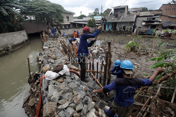 Tanggul akan dibuat dengan sistem bronjong, yaitu kombinasi antara batu kali, karung pasir, bambu, dan kawat. Bahan-bahan pembuatan tanggul sudah disediakan oleh Kementerian Sosial.
