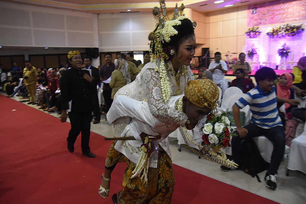 Sebanyak 79 pasangan pengantin mengikuti nikah massal yang digelar Dinas Sosial Kota Surabaya di Gedung Convention Hall Jalan Arif Rahman Hakim, Surabaya.