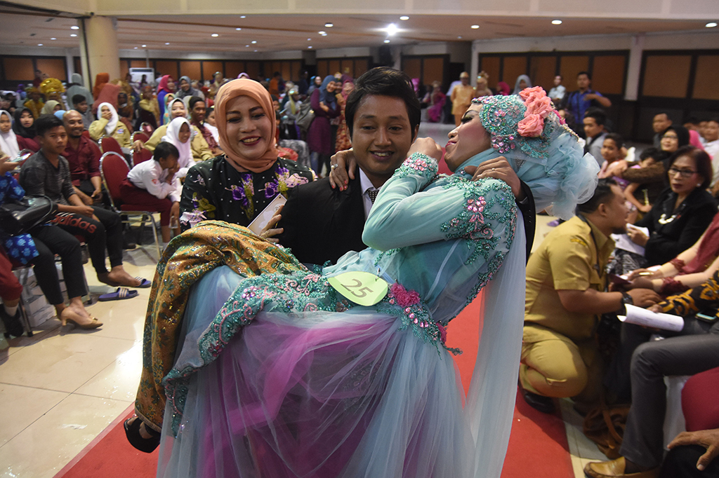 Acara yang diikuti masyarakat dari berbagai kalangan usia dari keluarga kurang mampu tersebut bertujuan untuk mengedukasi masyarakat tentang pentingnya nikah secara resmi agar pasangan nikah tersebut bisa mendapatkan kepastian hukum yang sah.