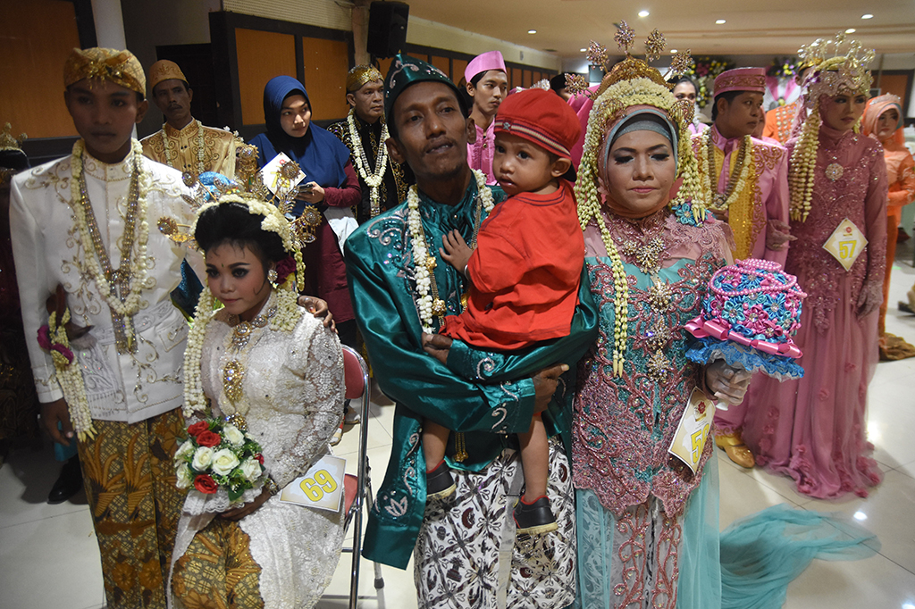 Kepala Dinas Sosial Surabaya Soepomo mengatakan kebanyakan pasangan pengantin tersebut mengikuti sidang isbat nikah tahap II. Selain itu, mayoritas para pasangan nikah massal ini telah memiliki anak dan juga sudah mempunyai cucu.