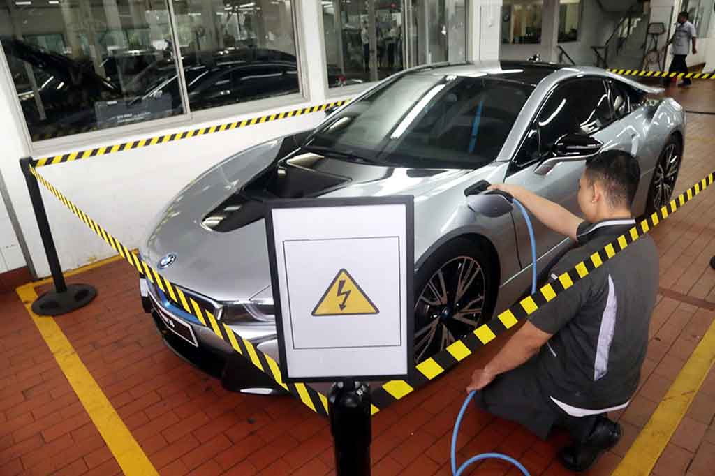 Diler ini menerima segala bentuk servis dan menyediakan suku cadang untuk Seri-i dan iPerformante.