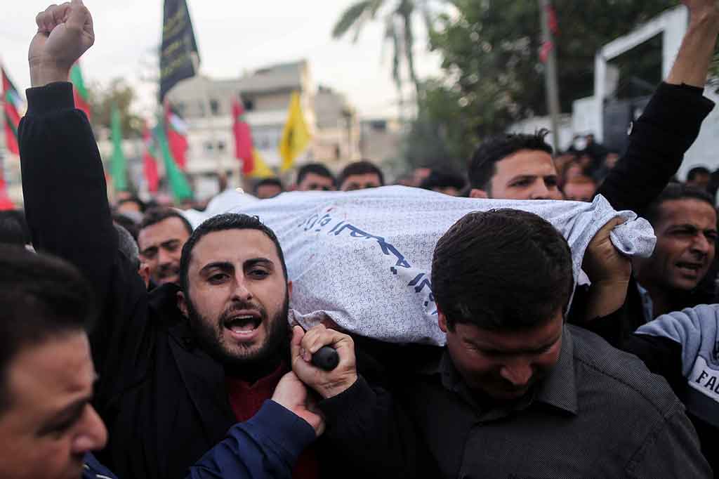 Jenazah warga Palestina korban ledakan di Beit Lahia dimakamkan. 