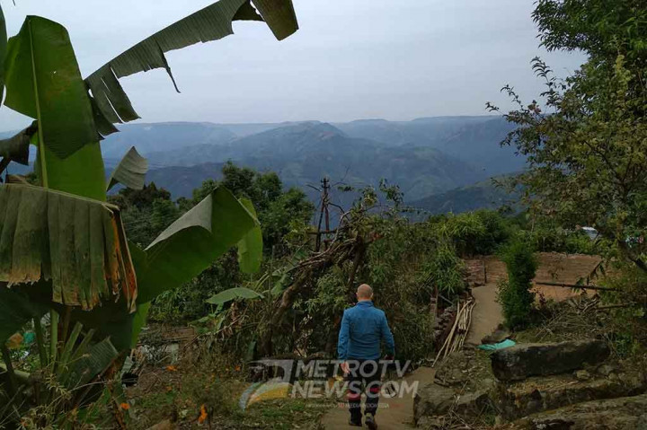 Dibutuhkan waktu sekitar 30 menit untuk mencapai lokasi dari pusat desa. Sementara dibutuhkan waktu dua kali lipat untuk perjalanan kembali ke pusat desa.