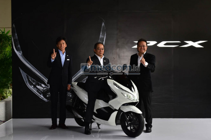 Petinggi AHM berpose bersama All New PCX 150.