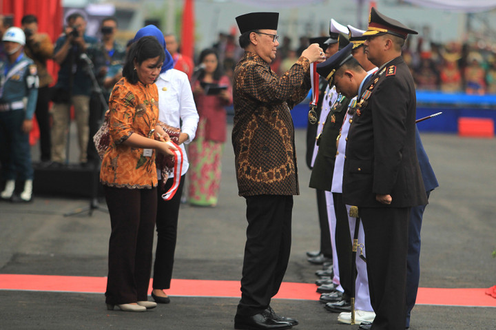 Menteri Dalam Negeri Tjahjo Kumolo memberikan penghargaan Satyalancana kepada anggota TNI saat peringatan Hari Nusantara Nasional di Pelabuhan, Cirebon, Jawa Barat.
