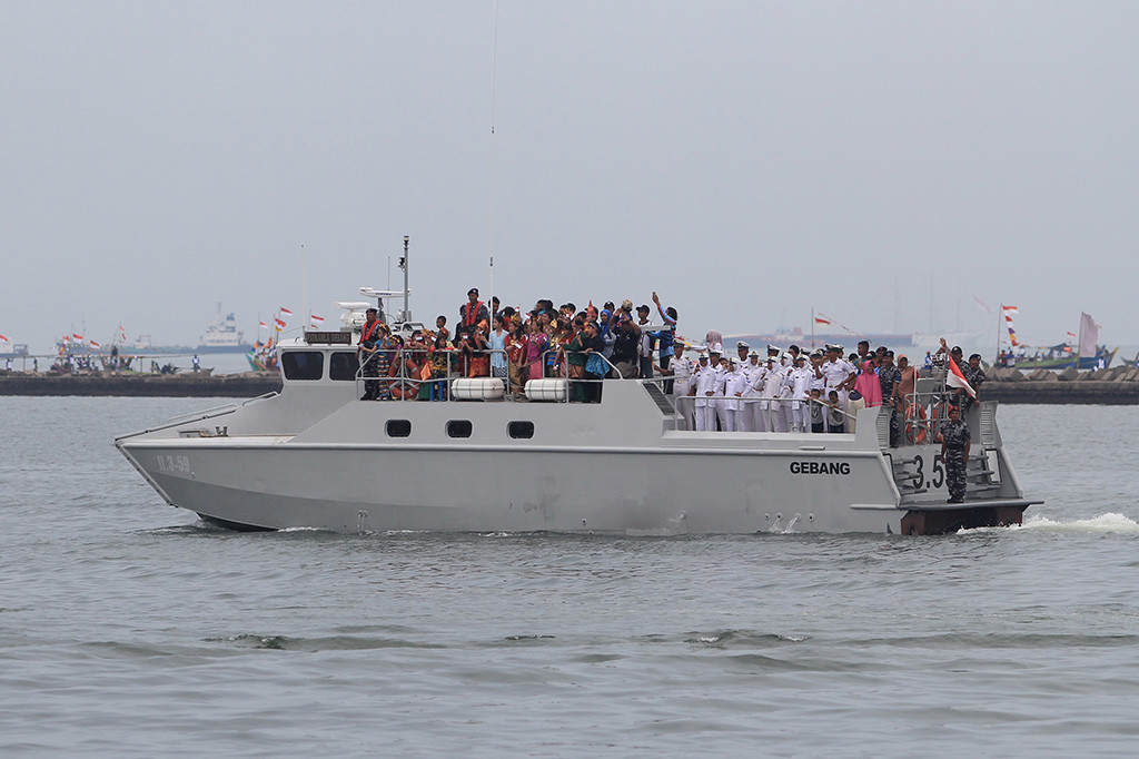Sejumlah pelajar menaiki kapal milik TNI AL saat peringatan Hari Nusantara Nasional 2017. Peringatan tersebut mengambil tema Gotong Royong Dalam Kebhinekaan di Nusantara Guna Mewujudkan Indonesia Sebagai Poros Maritim Dunia. 