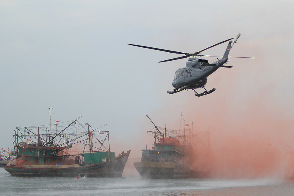 Sejumlah personel TNI AL melakukan aksi penyelamatan kecelakaan kapal saat demo laut peringatan puncak Hari Nusantara Nasional. Simulasi yang melibatkan TNI AL, Bakamla dan Basarnas tersebut sebagai respon cepat dalam penanganan kecelakaan di laut.