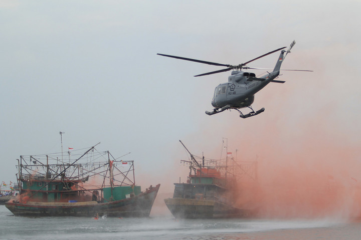 Sejumlah personel TNI AL melakukan aksi penyelamatan kecelakaan kapal saat demo laut peringatan puncak Hari Nusantara Nasional. Simulasi yang melibatkan TNI AL, Bakamla dan Basarnas tersebut sebagai respon cepat dalam penanganan kecelakaan di laut.