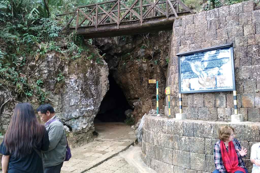 Gua Arwah terletak di dekat Kota Cherrapunji di bagian selatan Negara Bagian Meghalaya di wilayah India Timur Laut. Tidak ada yang tahu mengapa gua ini dikenal dengan nama Gua Arwah. Warga lokal menyebut gua ini dengan Gua Lumsynna. 
