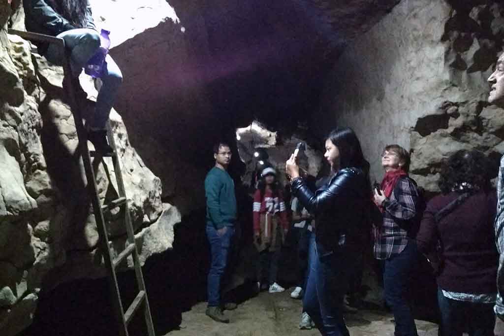 Gua ini terbentuk dari pelarutan batu gamping. Hanya butuh waktu sekitar 20-25 menit untuk dapat mencapai ujung gua.