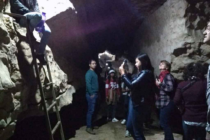 Gua ini terbentuk dari pelarutan batu gamping. Hanya butuh waktu sekitar 20-25 menit untuk dapat mencapai ujung gua.