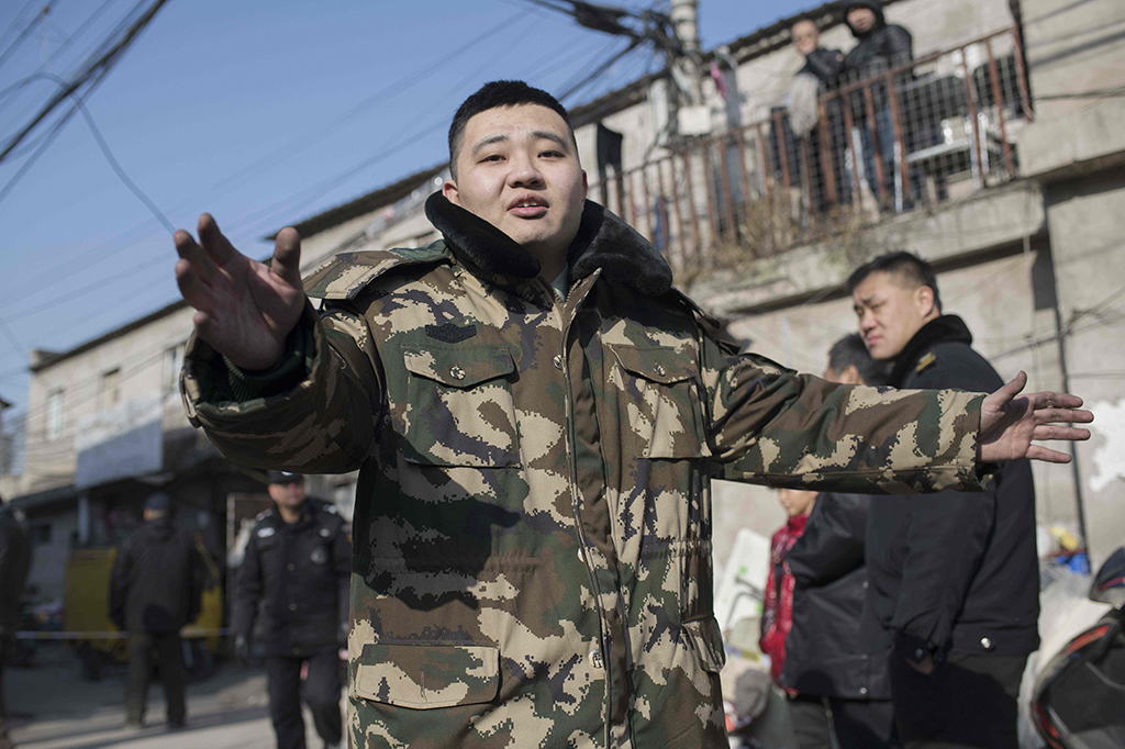 Petugas pemadam kebakaran Beijing mengatakan bahwa kebakaran di sebuah rumah di desa Baiqiangzi terjadi, dipicu oleh percikan api dari dua sepeda listrik.