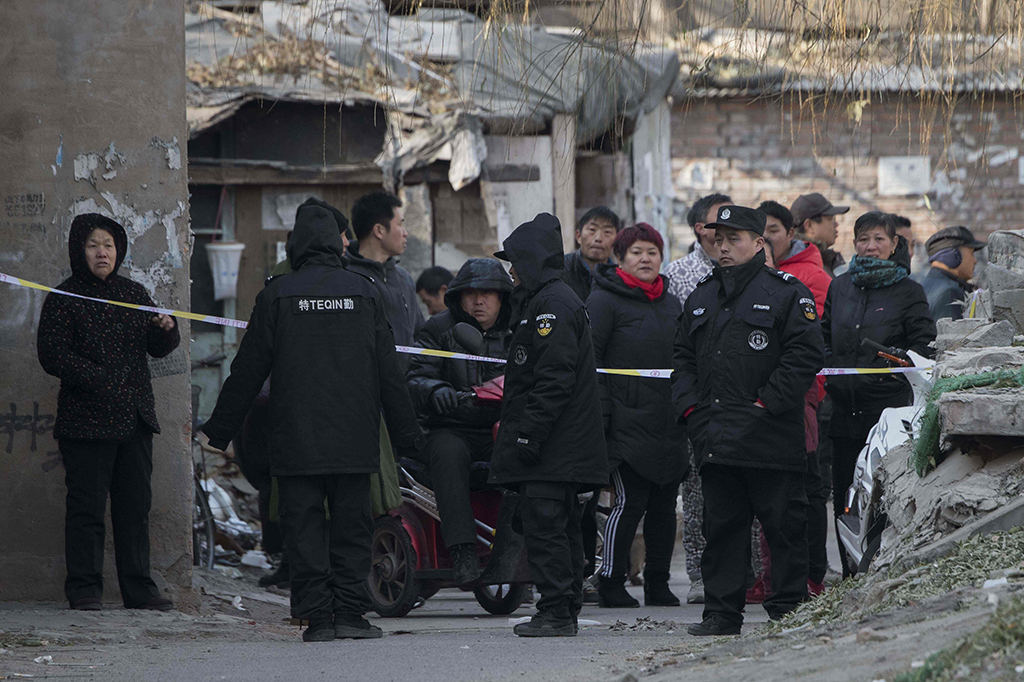 Peristiwa kebakaran di seluruh wilayah kota itu telah memaksa ribuan pekerja migran harus pergi meninggalkan rumah dan bisnis mereka, memicu kritikan yang luar biasa besar terhadap tindakan pemerintah kota, yang dinilai oleh sejumlah orang merupakan langkah yang tidak adil dan hanya menyasar masyarakat kelas bawah yang rentan.