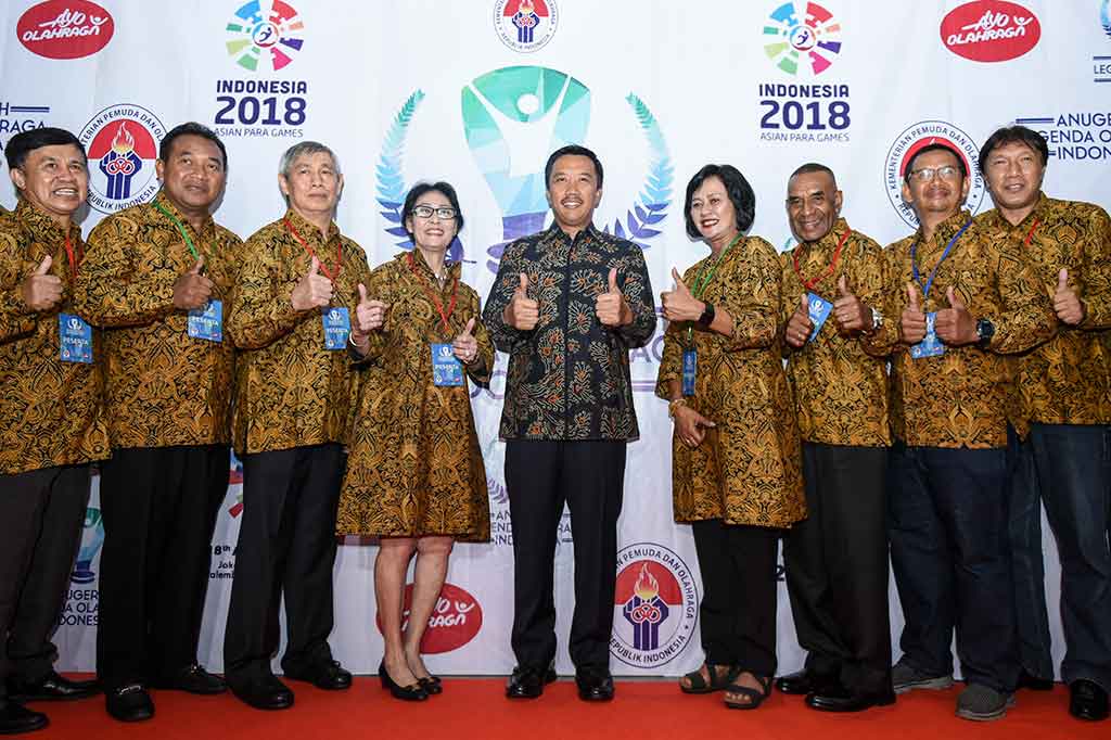Menteri Pemuda dan Olahraga Imam Nahrawi (tengah) berfoto bersama sejumlah legenda olahraga Indonesia saat Malam Anugerah Legenda Olahraga Indonesia di Jakarta, Rabu, 13 Desember 2017.