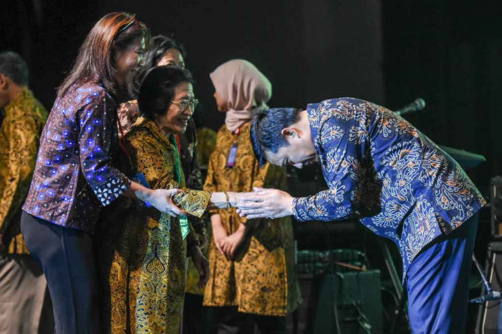 Imam Nahrawi menyalami legenda bulu tangkis Indonesia Retno Koestiyah (tengah) dan Susi Susanti yang menerima penghargaan pada Malam Anugerah Legenda Olahraga Indonesia.