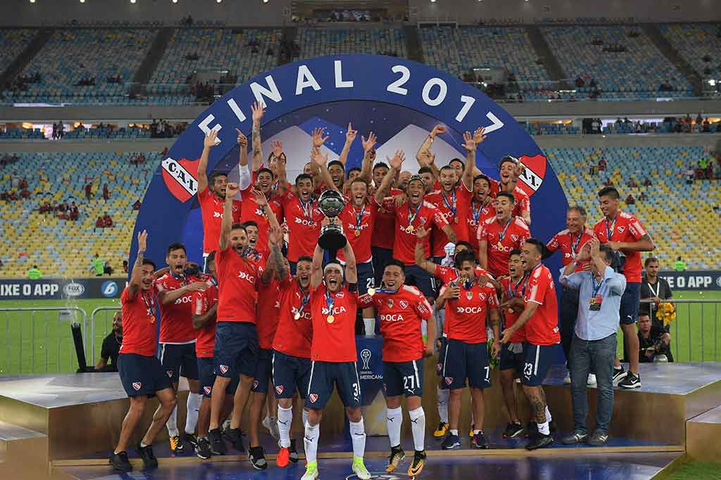 Para pemain Independiente meluapkan kegembiraan sambil mengangkat trofi Copa Sudamericana 2017 yang baru saja mereka raih.
