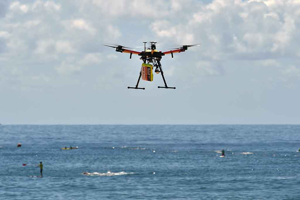 Pesawat tak berawak pendeteksi hiu berteknologi tinggi berpatroli di atas para peselancar di Pantai Bilgola, sebelah utara Sydney.