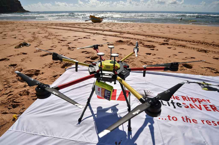 Drone tersebut juga bisa menjatuhkan alat keselamatan kepada perenang dan peselancar, beberapa saat setelah mengidentifikasi objek berbahaya.